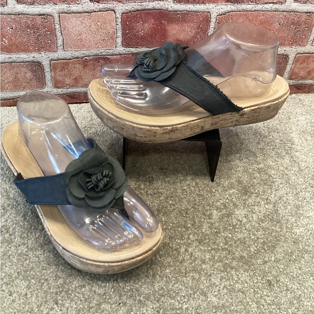 Crocs Women’s black platform slide sandals size 8